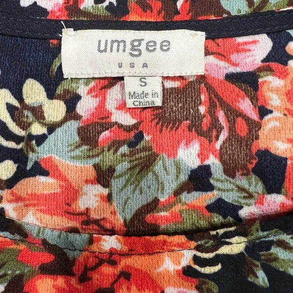 Umgee Navy Floral Blouse - Size S‎ - Picture 6 of 6